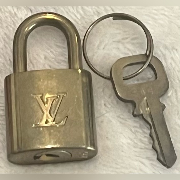 Louis Vuitton padlock and key - Picture 4 of 7